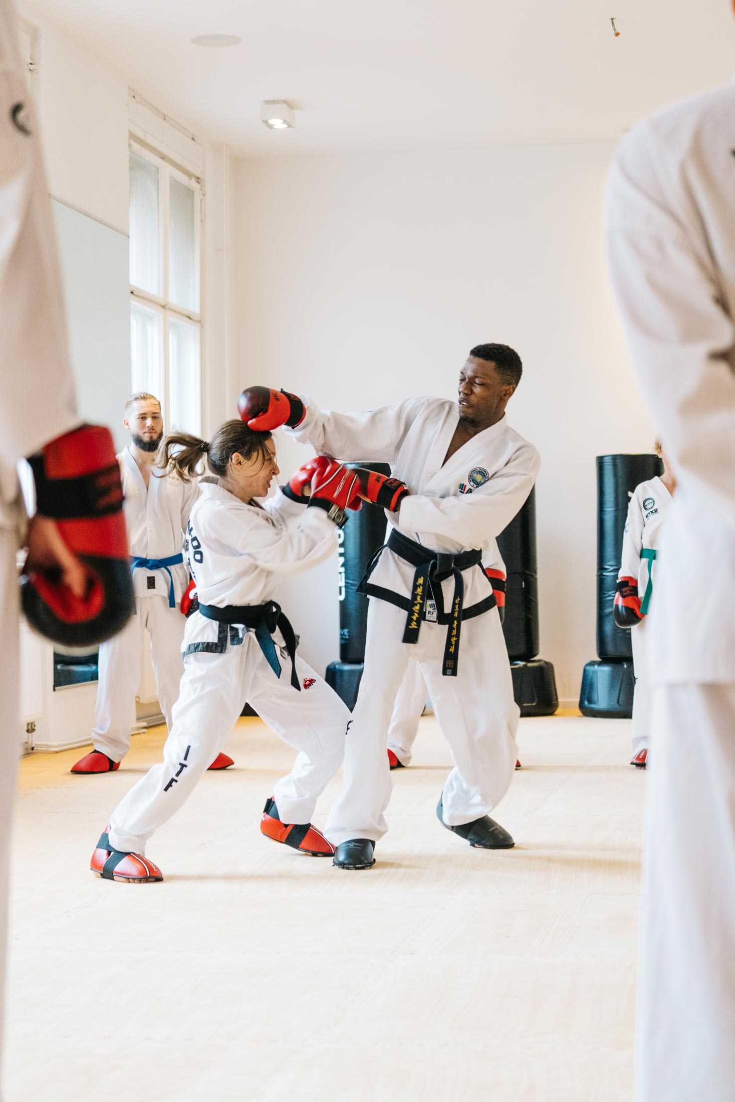 Mit Taekwondo erlangst du nicht nur eine ausgezeichnete körperliche Fitness, sondern auch eine verbesserte Körperbeherrschung und Flexibilität